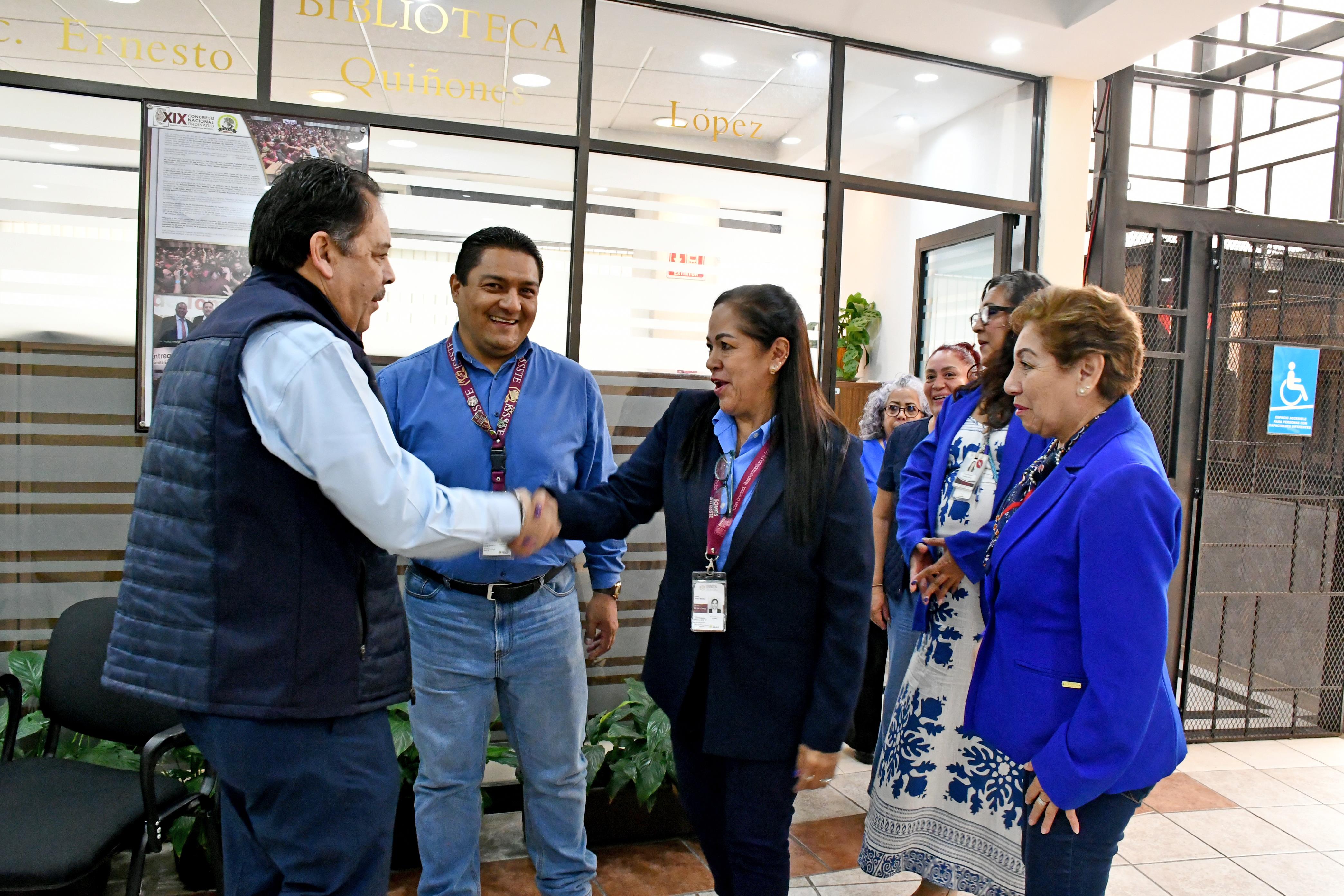 El Químico Roberto Javier Gómez Gómez saluda a integrantes del Comité Nacional Electoral y Secretarios Generales 